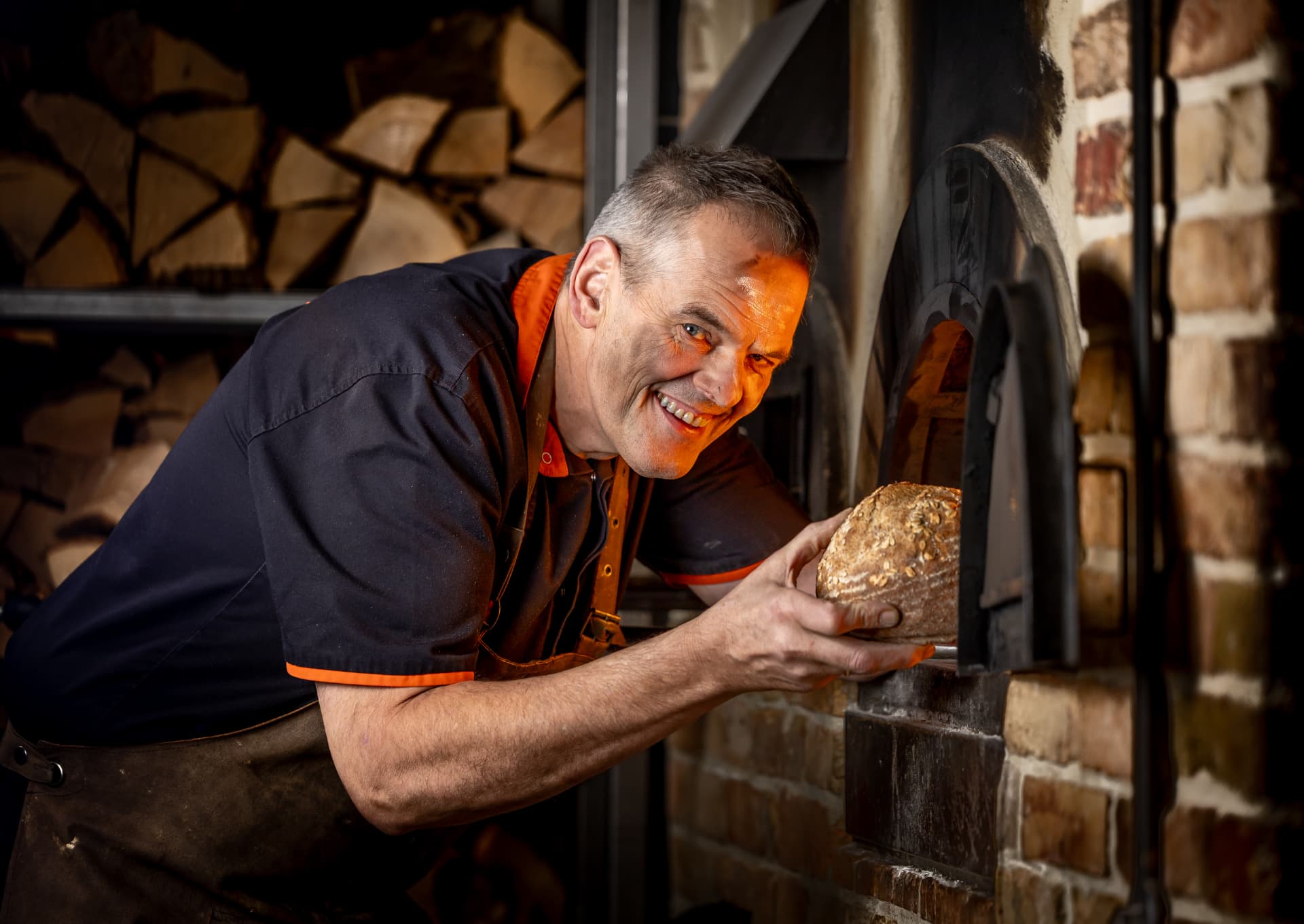 Bakker haalt vers brood uit de oven